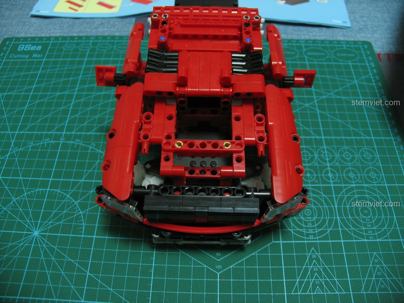 Gắn vách ngăn vào thân xe bán tải CaDA C51005, đồng thời là điểm tựa cho cánh cửa bên hông.