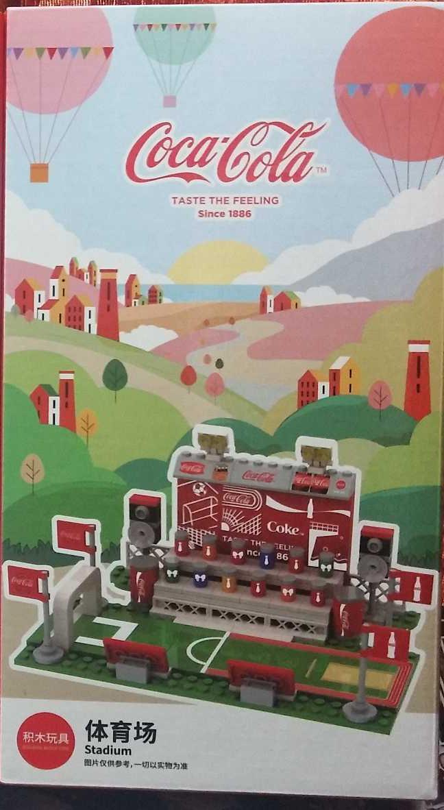 Hộp trước bộ lắp ráp Sân vận động Coca-Cola GGSY22800305A, đồ chơi mô hình độc đáo cho người hâm mộ từ 12 tuổi.