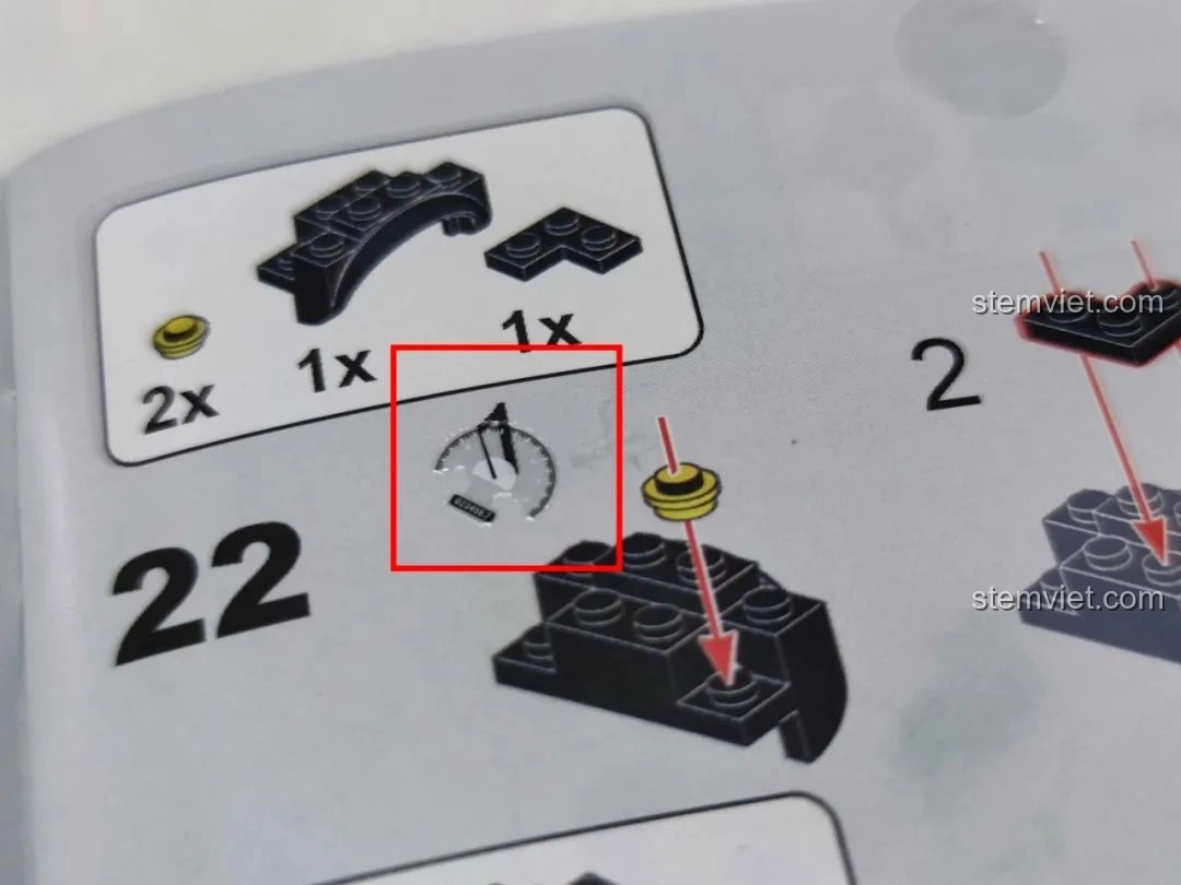 Chi tiết ghế ngồi màu đỏ của xe Pinbo PB8801 Shadow Sprinter đang được lắp ráp, với thiết kế đơn giản nhưng hiệu quả.