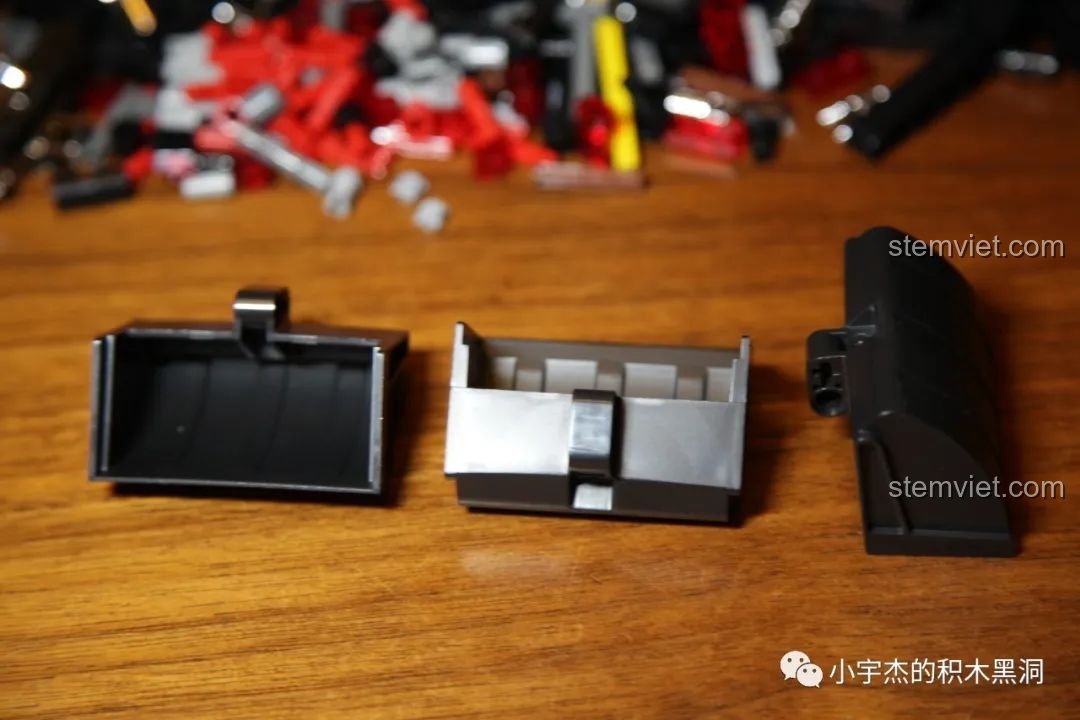 Sử dụng chi tiết gàu múc của xe xúc để làm ghế ngồi cho bộ xếp hình Xe đua Ford Mustang Hoonicorn V2.