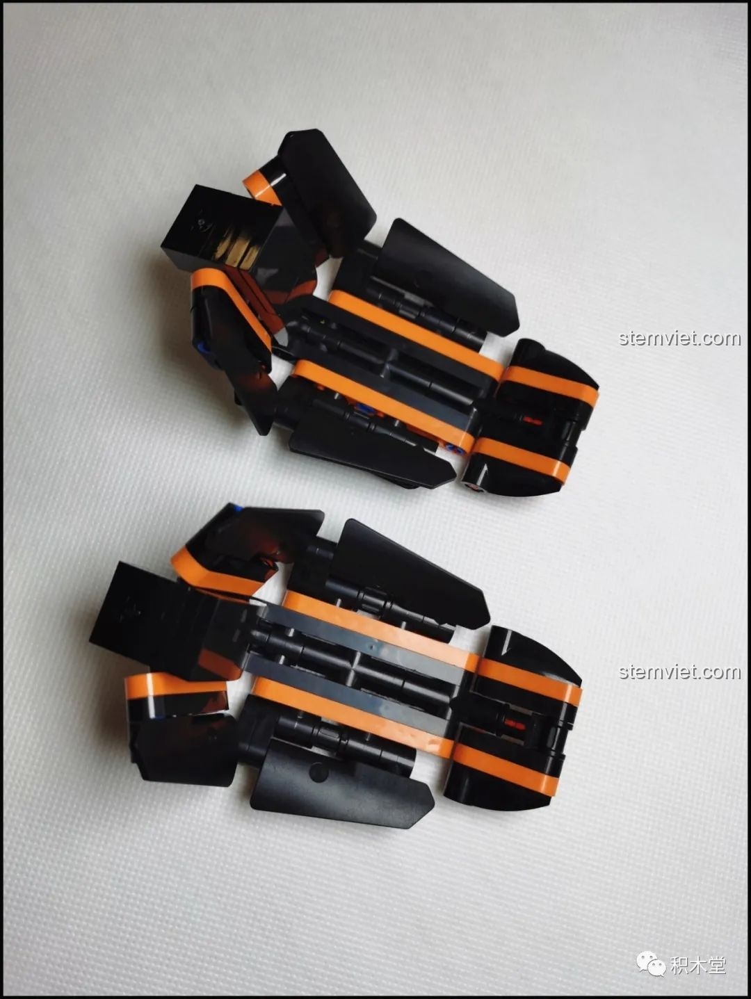 Ghế ngồi xe đua màu đen và cam của bộ lắp ráp Mould King 13120 Hypercar Koenigsegg One:1.