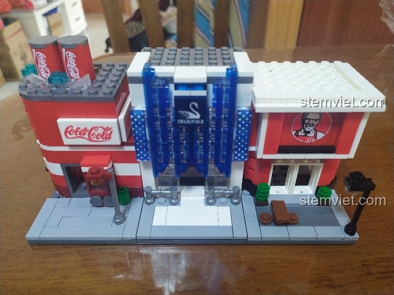 Các bộ lắp ráp SEMBO khác nhau được ghép lại tạo thành một khu phố nhỏ sinh động và hài hòa.