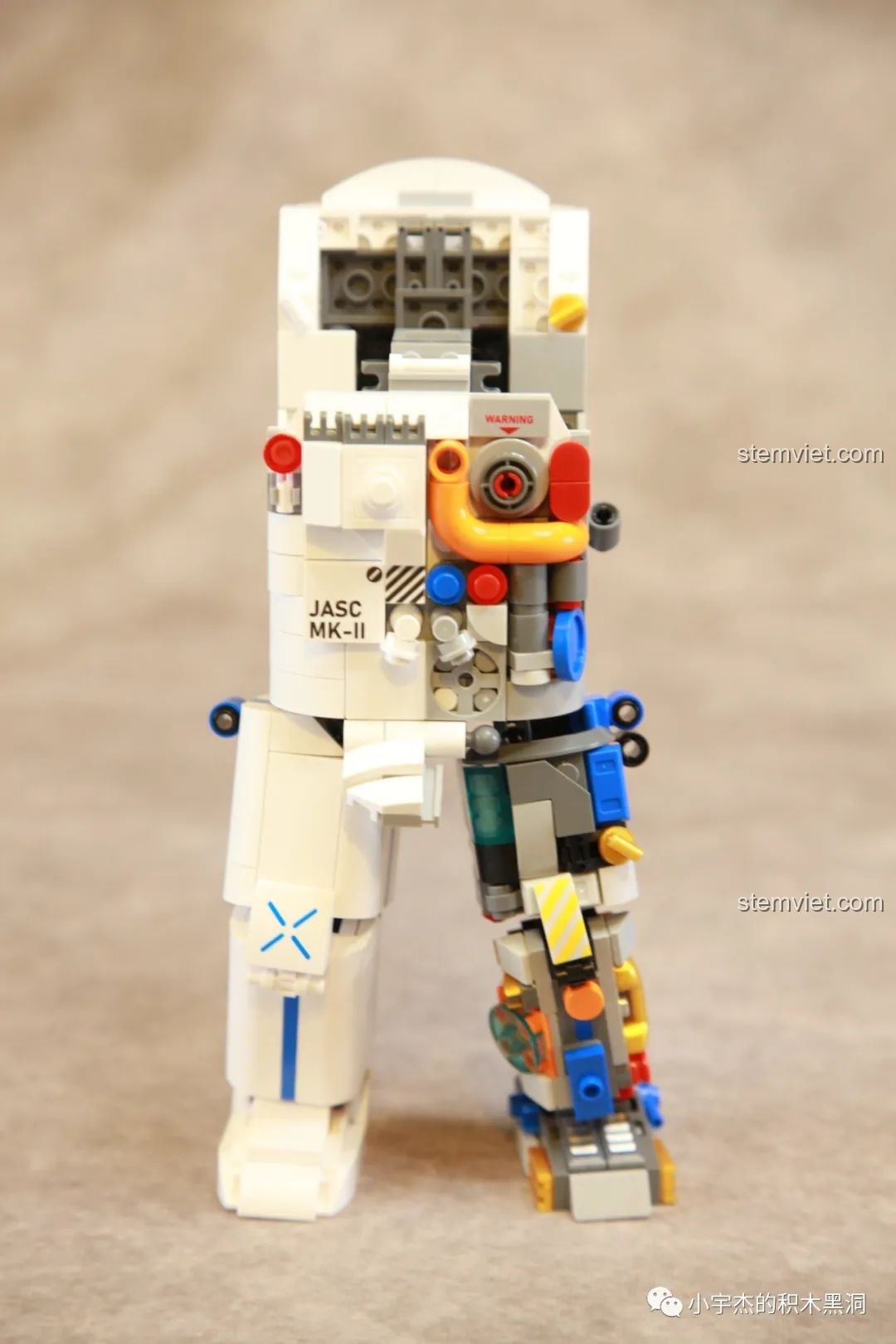Mô hình Phi hành gia JK9106 sau khi lắp ráp xong phần thân và chân, đứng vững chãi.