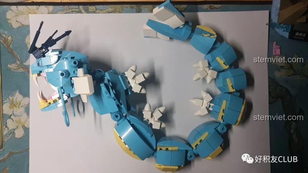 Mô hình Gyarados Keeppley B0110 được ghép lại từ 3 phần: đầu, thân và đuôi, uốn cong thành hình tròn.