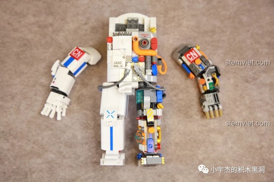 Mô hình Phi hành gia JK9106 gần hoàn thiện sau khi lắp ráp xong phần tay.