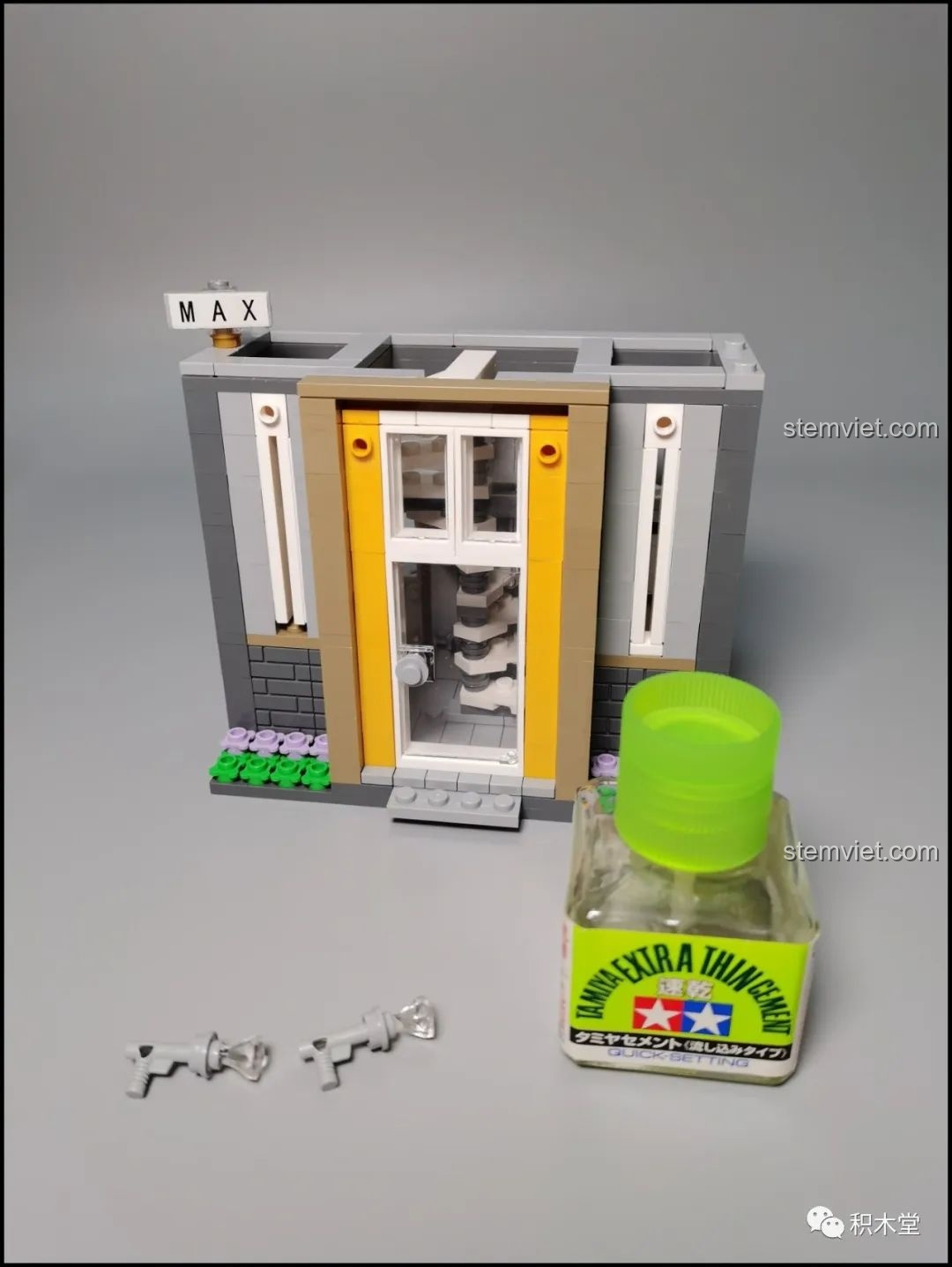 Sử dụng keo chuyên dụng để gia cố các chi tiết đèn treo bị lỏng trong bộ Leier 10003, một mẹo hữu ích khi lắp ráp.