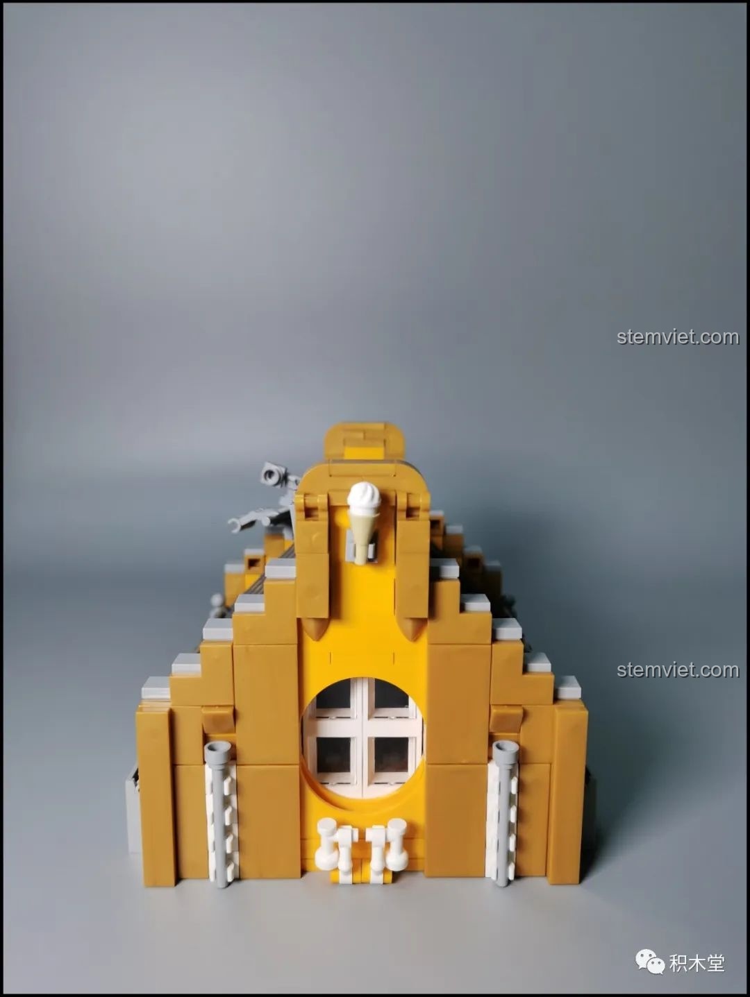 Mẹo gia cố chi tiết que kem trên mái của bộ Leier 10003 bằng cách chêm giấy ăn để tăng độ ma sát.