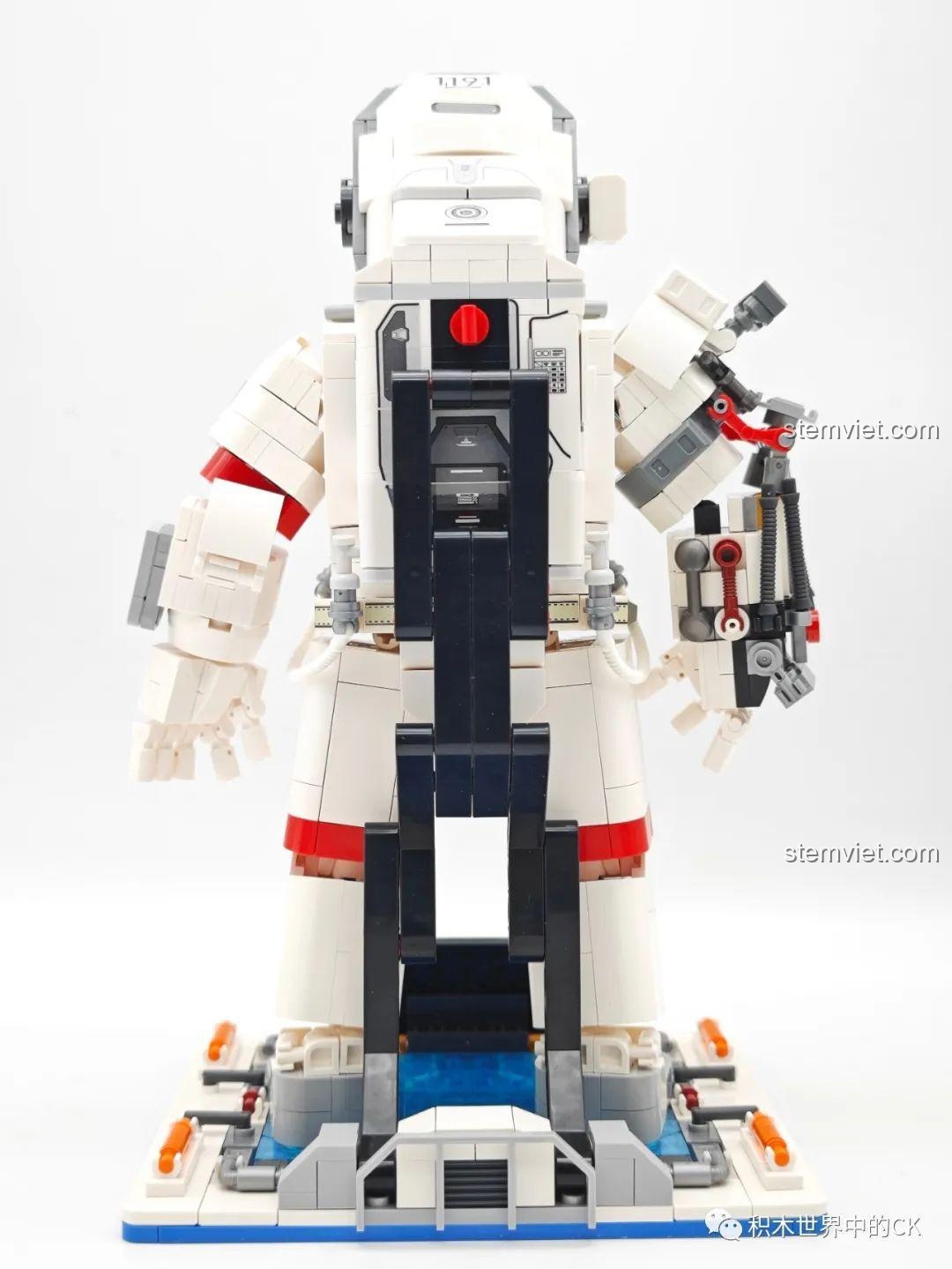 Cận cảnh giá đỡ phía sau lưng của mô hình Phi hành gia Lưu Lạc Địa Cầu 2, một bộ phận quan trọng giúp mô hình đứng vững.