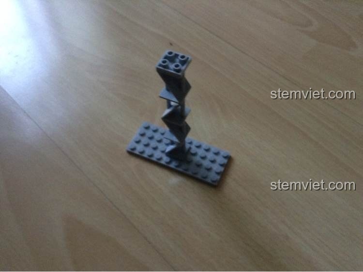 Giá đỡ trưng bày đi kèm bộ lắp ráp GUDI 8614 Chiến cơ Sư tử trắng, giúp mô hình đứng vững và đẹp mắt hơn.