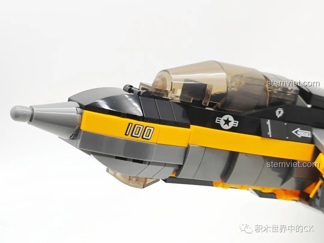 Cận cảnh giá đỡ và bảng tên của bộ đồ chơi Máy bay quân sự F-35B cho trẻ 8 tuổi, giúp việc trưng bày chuyên nghiệp hơn.