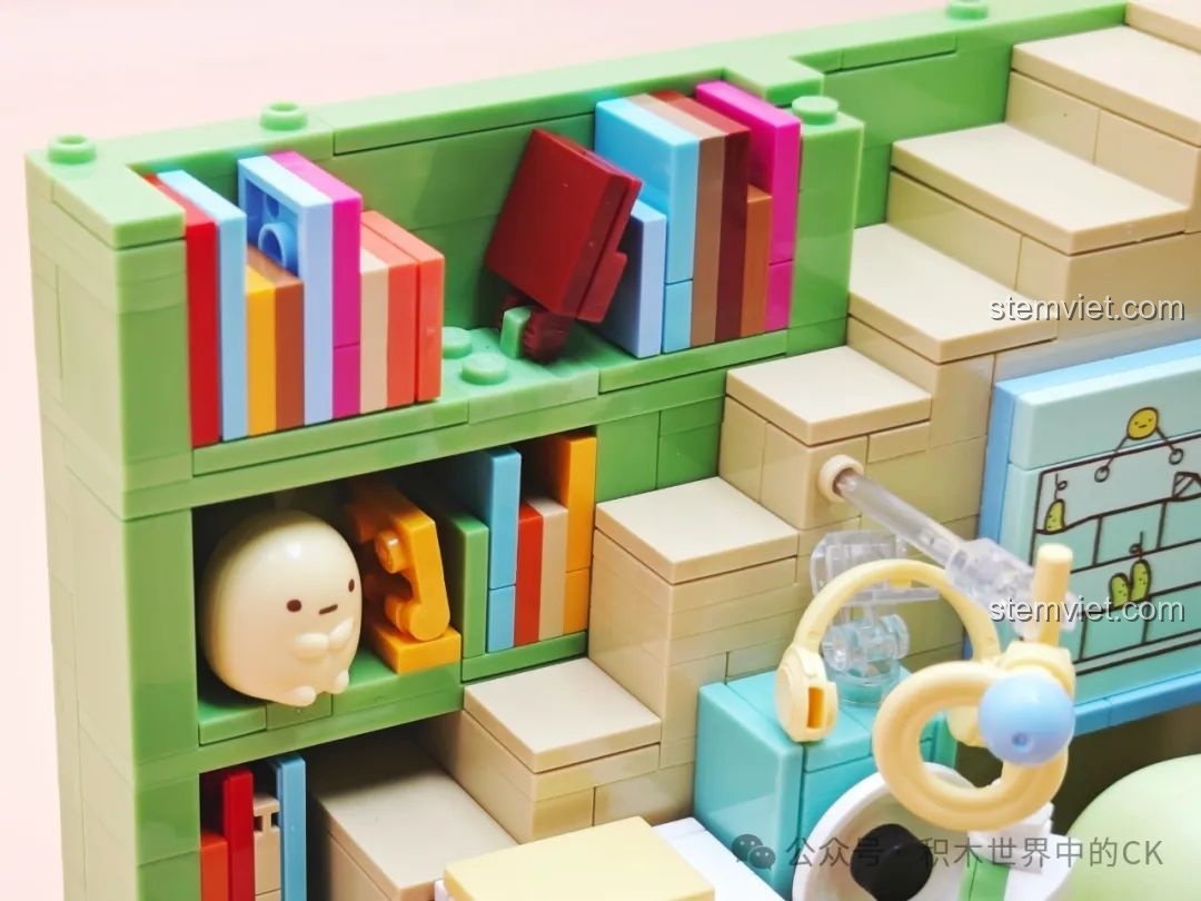 Giá sách nhiều màu và nhân vật nhỏ ẩn nấp bên trong, một chi tiết thú vị của bộ Keeppley Sumikko Gurashi K21208.