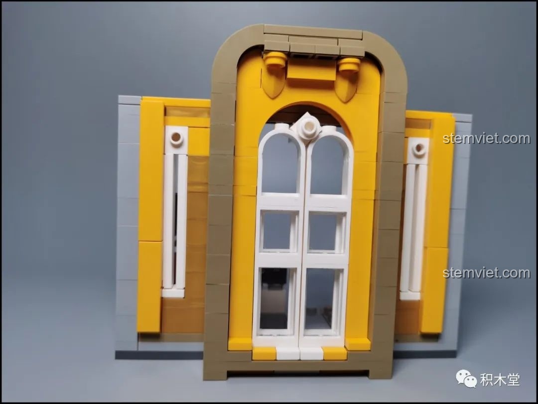 Chi tiết giá sách thông minh và cửa sổ vòm ở tầng 2 của bộ Leier 10003, thể hiện sự sáng tạo trong thiết kế.