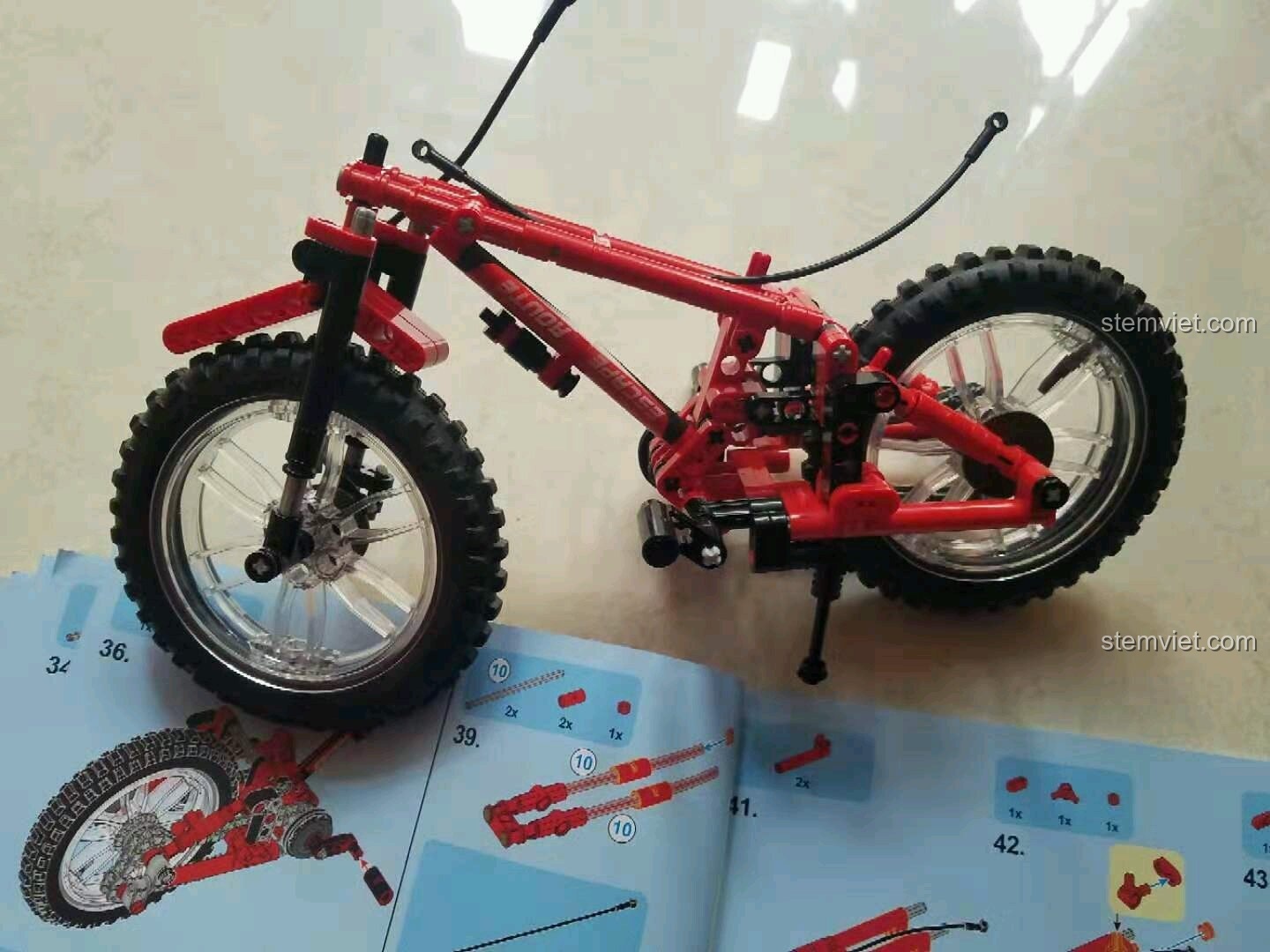 Mô hình xe đạp Sembo 703302 đang trong giai đoạn lắp ráp cuối cùng, gần hoàn thiện.