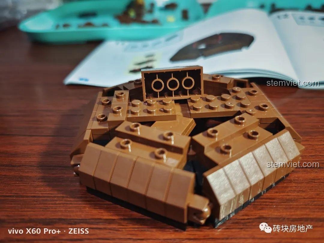 Giải pháp sáng tạo khi gặp lỗi lắp ráp: thay thế chi tiết lỗi bằng một miếng gạch trơn phù hợp.