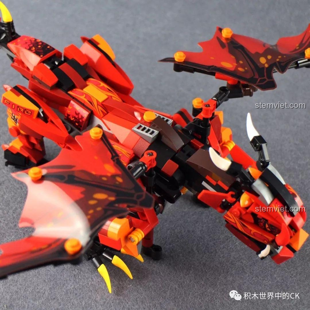 Cận cảnh chi tiết giáp chân của Rồng Lửa Bão Tố Mould King 13019, thể hiện sự chắc chắn.