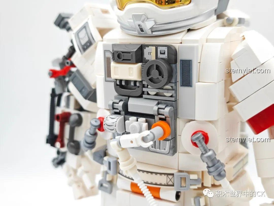Cận cảnh phần giáp ngực phức tạp của đồ chơi lắp ghép Mô hình Phi hành gia cho trẻ em từ 6 tuổi.