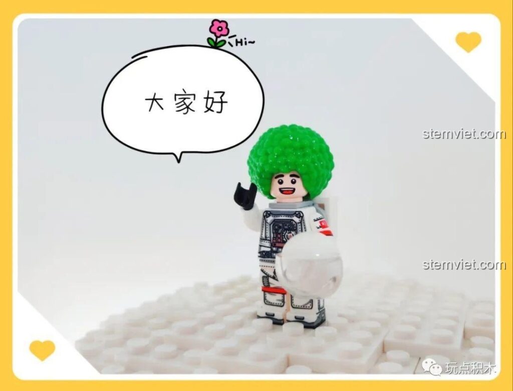 Minifigure phi hành gia tóc xanh lá cây vẫy tay chào, đại diện cho kênh review đồ chơi lắp ráp Kho đồ chơi trẻ em.
