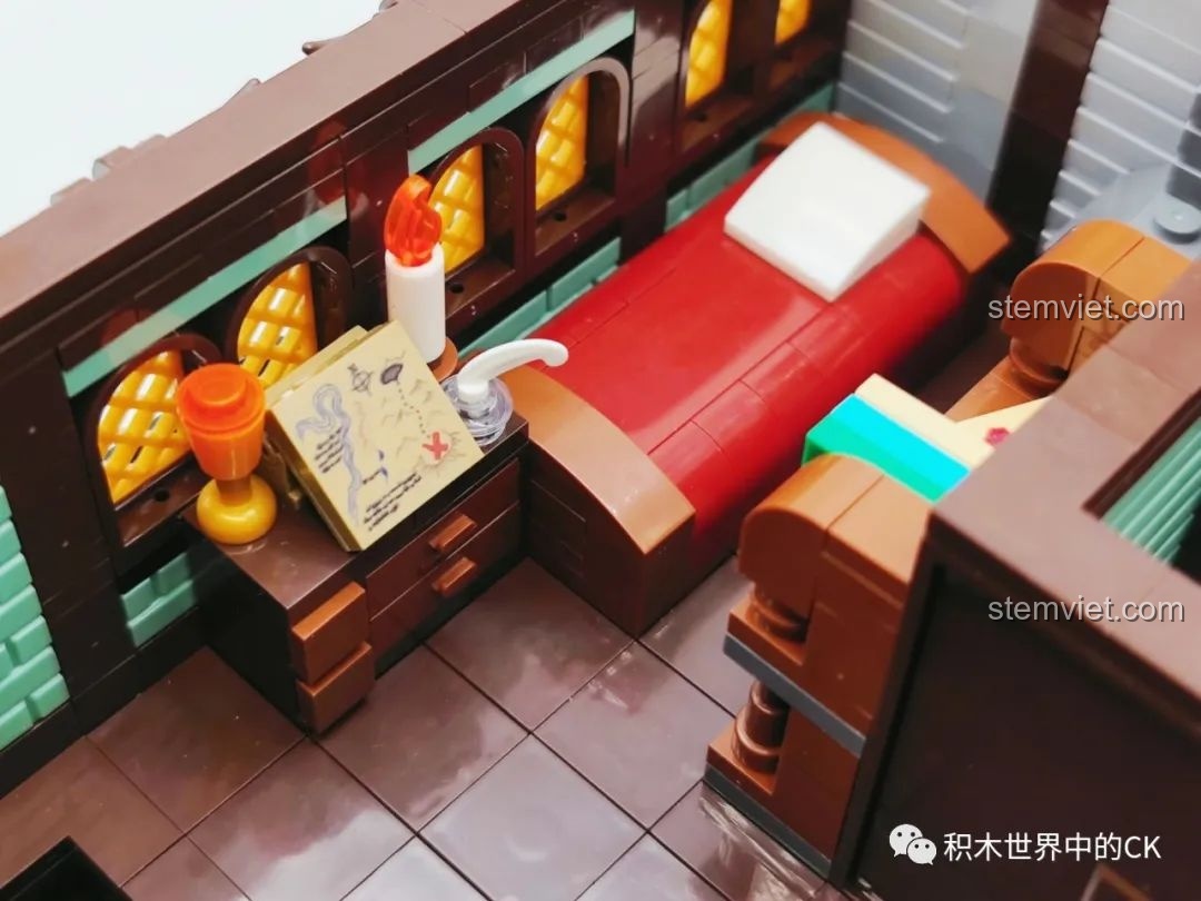 Cận cảnh giường ngủ và bàn nhỏ với bản đồ kho báu trong bộ Nhà nghỉ Trung Cổ 89148.