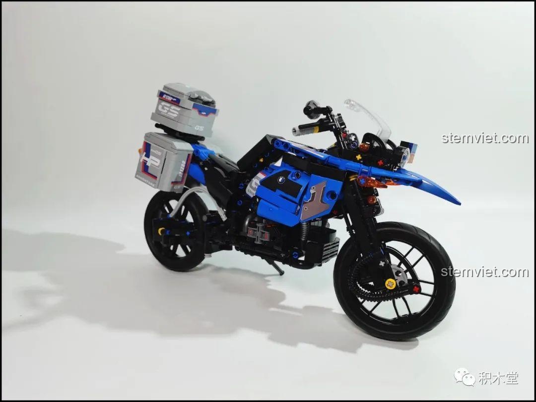 Mô hình Leier 50008 Mô tô BMW R1200GS Rallye nhìn từ góc 3/4 phía sau, thể hiện sự cân đối và các chi tiết thùng xe.