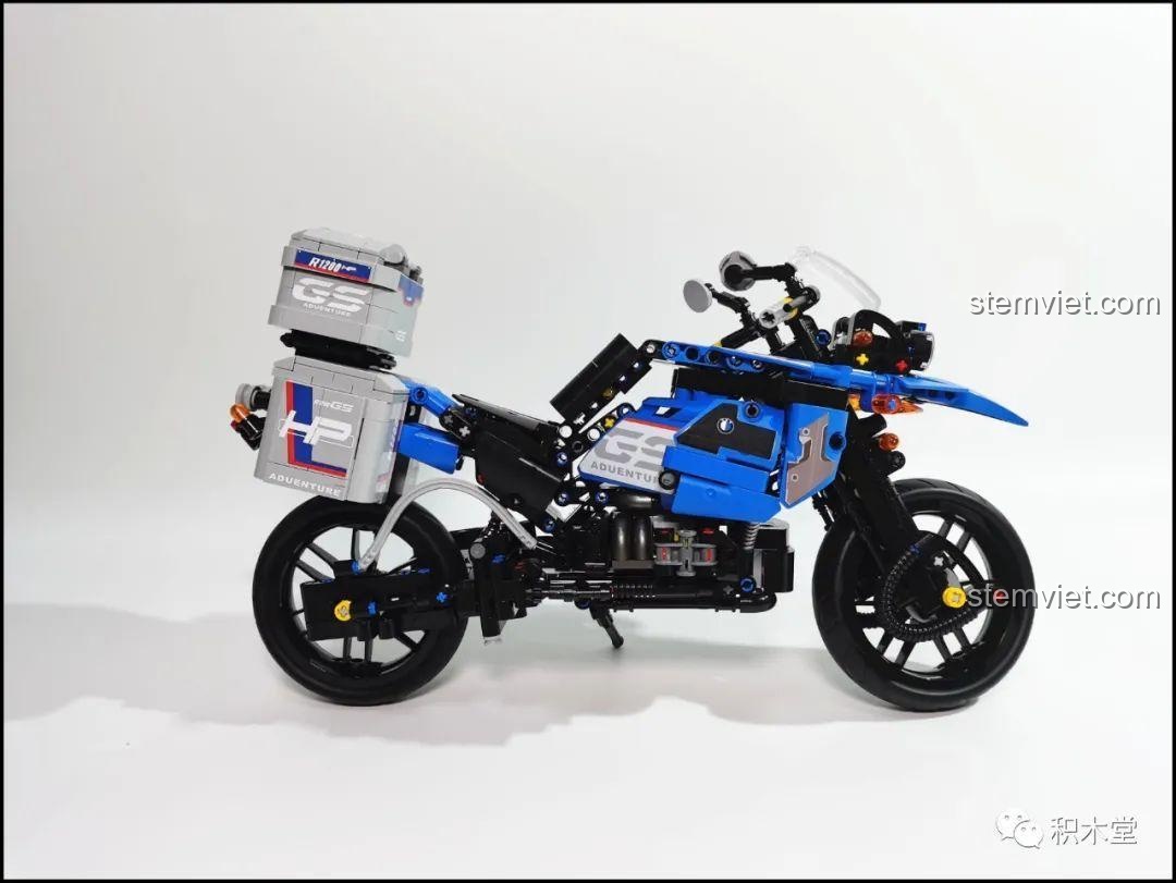 Mô hình Leier 50008 Mô tô BMW R1200GS Rallye nhìn từ góc 3/4 phía trước, nổi bật phần đầu xe và bánh trước.