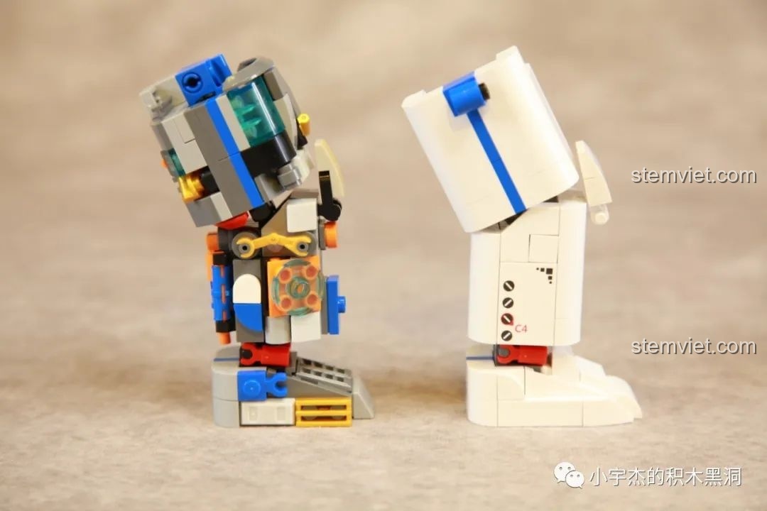 Góc nhìn bên hông của hai chiếc chân Tượng Phi hành gia JK9106, cho thấy các khớp nối.