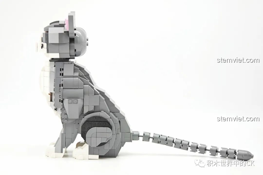 Góc chụp bên hông của bộ xếp hình Mèo Anh lông ngắn màu xám ZHEGAO, thể hiện chiều dài và dáng ngồi của mô hình.