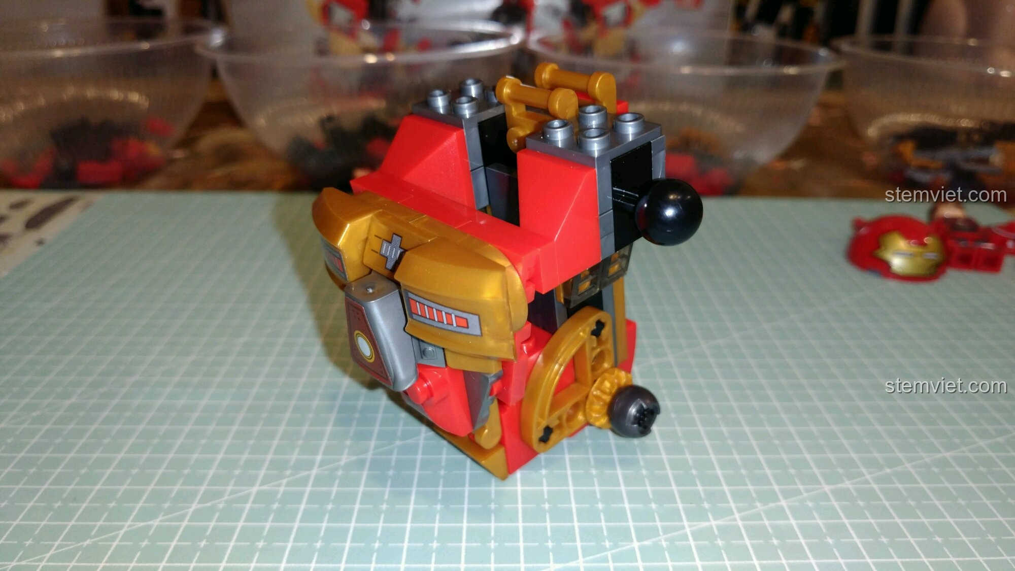 Góc nhìn bên hông phần thân bộ lắp ráp Iron Man Mecha MK16 cho trẻ em 6+, cho thấy phần sườn hơi trống.