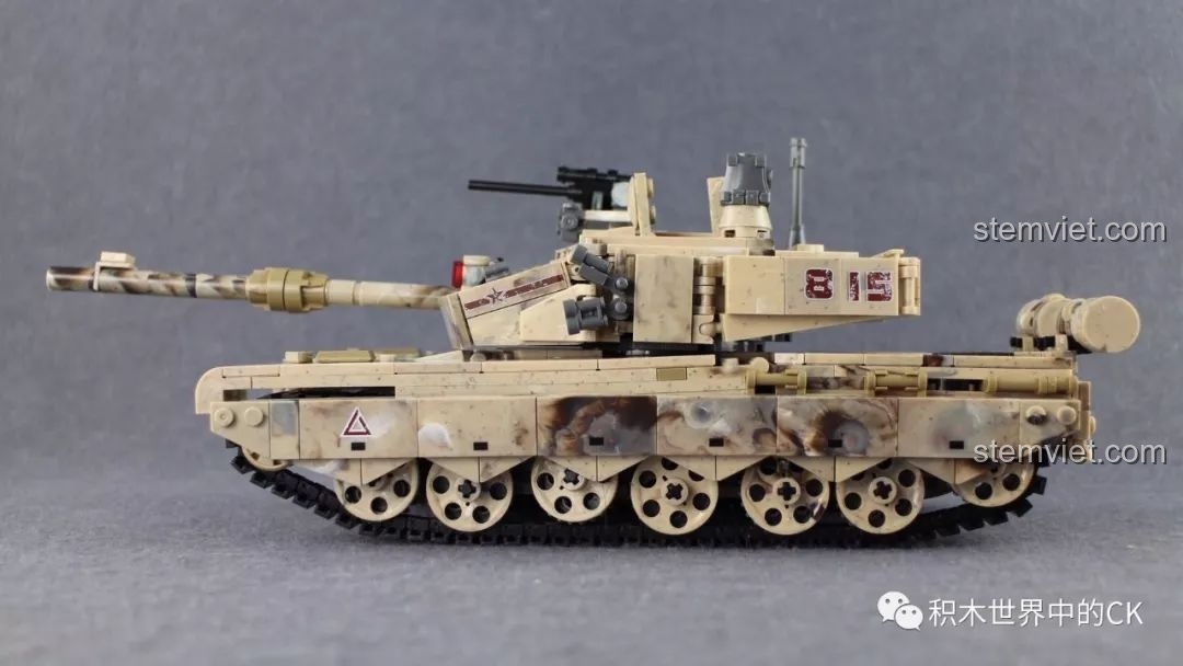 Góc chụp bên hông của xe tăng Type 99, khoe trọn chiều dài, hệ thống bánh xích và họa tiết ngụy trang.