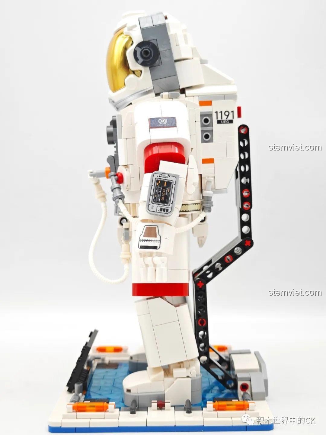 Góc chụp bên phải của bộ xếp hình Mô hình Phi hành gia SEMBO, làm nổi bật phần balo và giá đỡ phía sau.