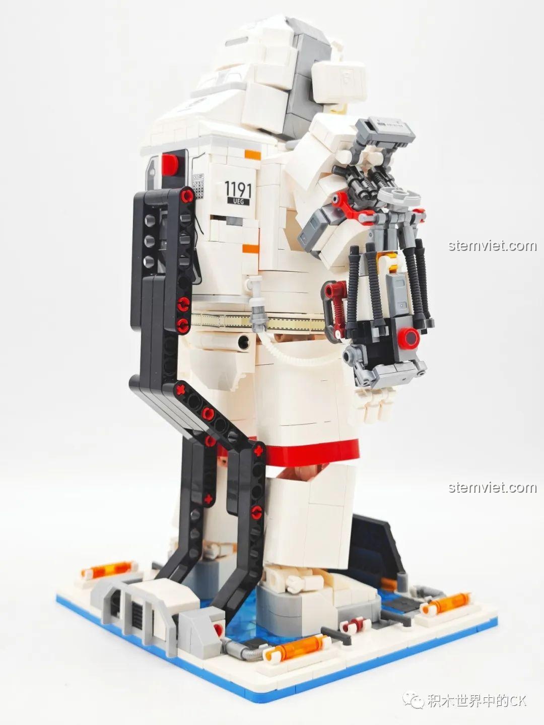 Góc chụp bên trái của đồ chơi lắp ghép Phi hành gia Lưu Lạc Địa Cầu 2 107103, tập trung vào cánh tay máy.