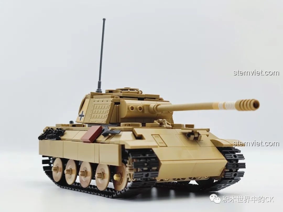 Góc nhìn chéo phía trước của bộ đồ chơi Xe tăng Panther V C61073, khoe vẻ đẹp thiết kế.