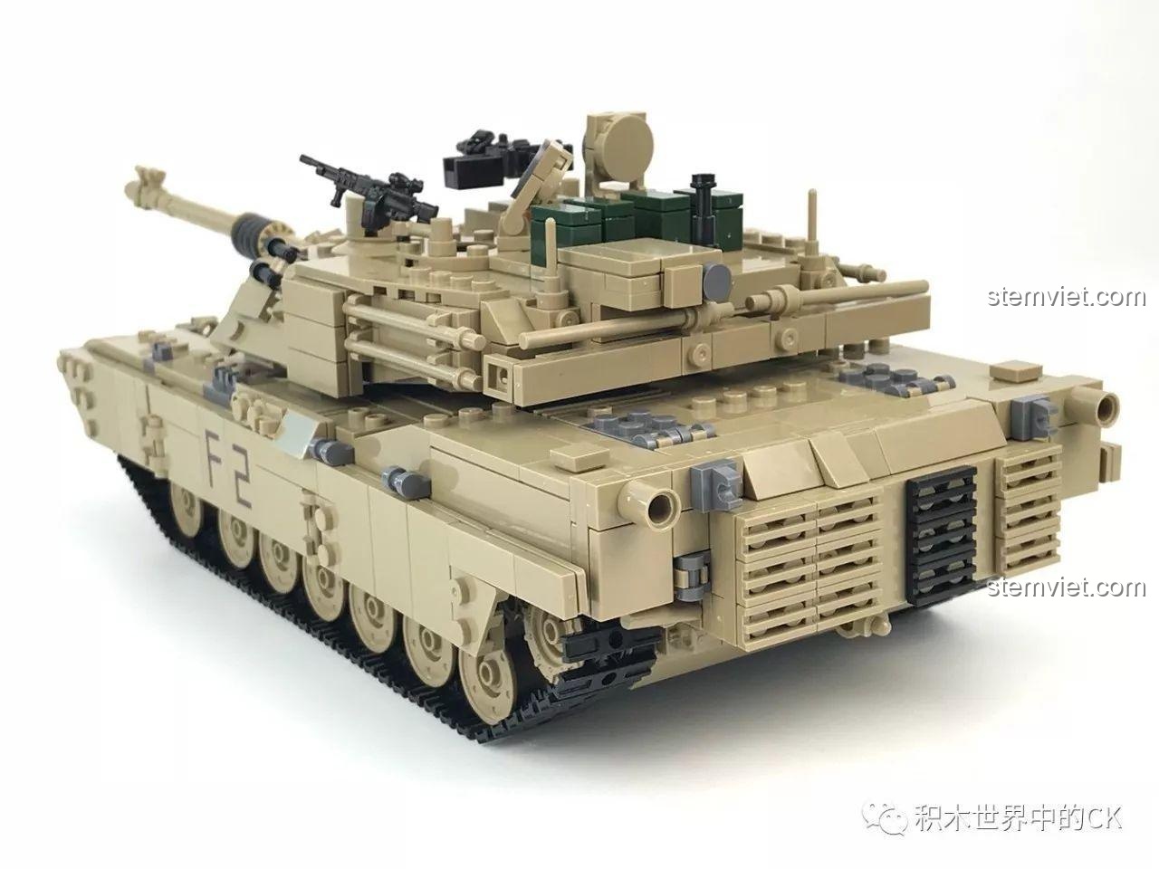 Góc nhìn chéo phía sau của xe tăng KAZI KY10000, tập trung vào chi tiết đuôi xe và tháp pháo.