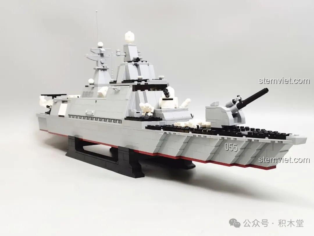 Góc nhìn chéo từ phía trước của mô hình Tàu chiến Hải quân GUDI 8028, thể hiện chi tiết thiết kế thân tàu.