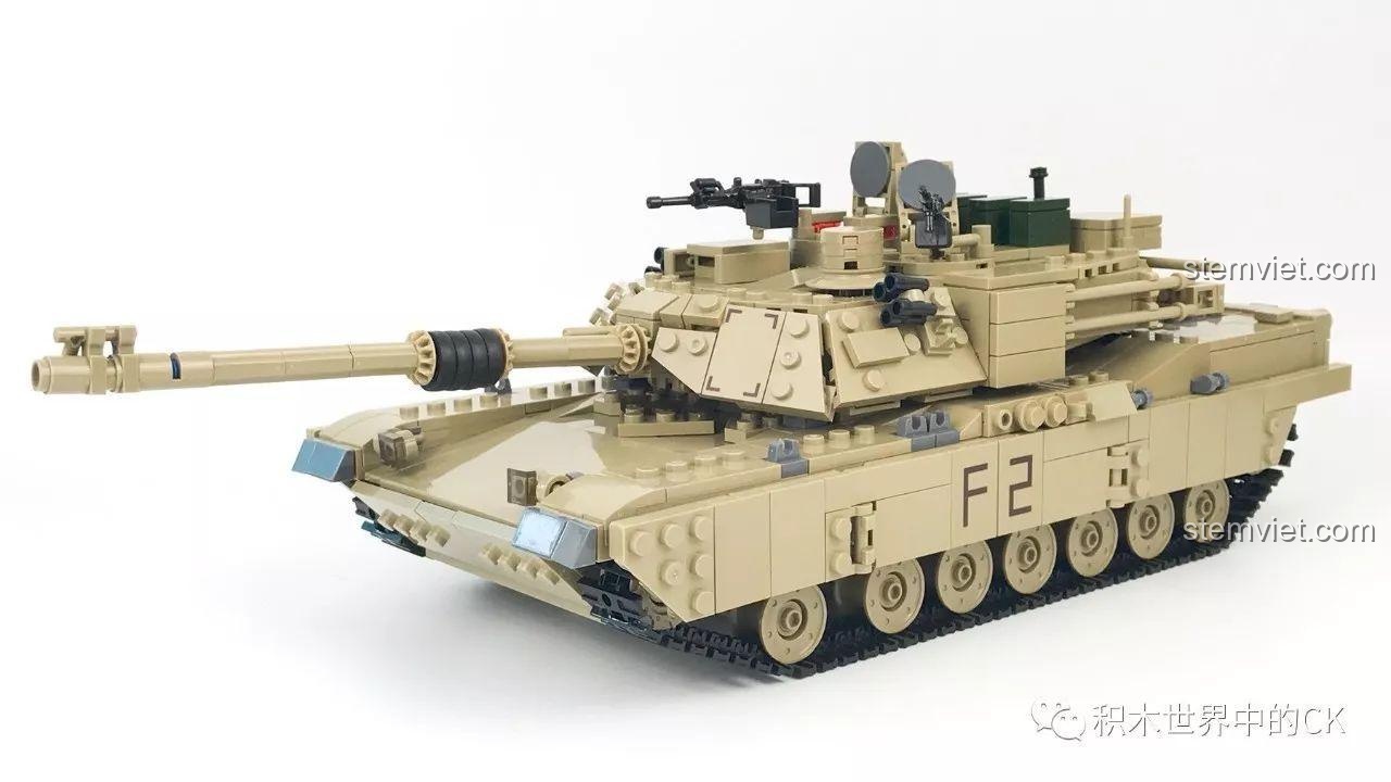 Góc nhìn chéo phía trước của mô hình xe tăng M1A2 Abrams, làm nổi bật tháp pháo và nòng pháo.