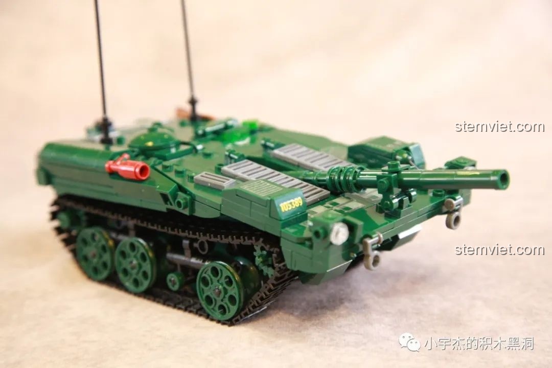 Góc nhìn chéo của đồ chơi xây dựng Xe tăng Thụy Điển 1010, làm nổi bật nòng pháo cố định và các tấm lưới tản nhiệt.