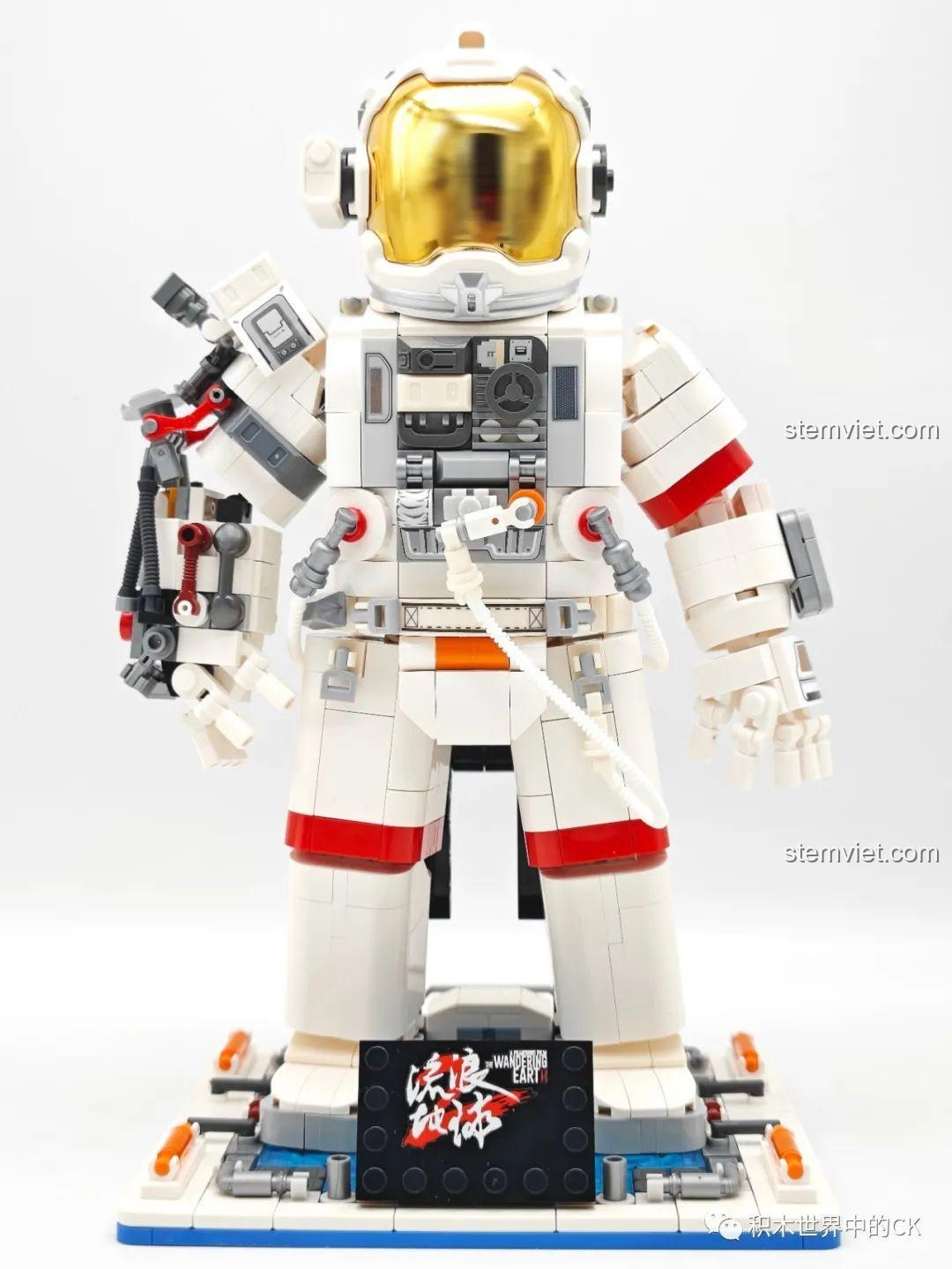 Góc chụp chính diện của figure Mô hình Phi hành gia Lưu Lạc Địa Cầu 2 SEMBO 107103, khoe trọn các chi tiết trên bộ giáp.