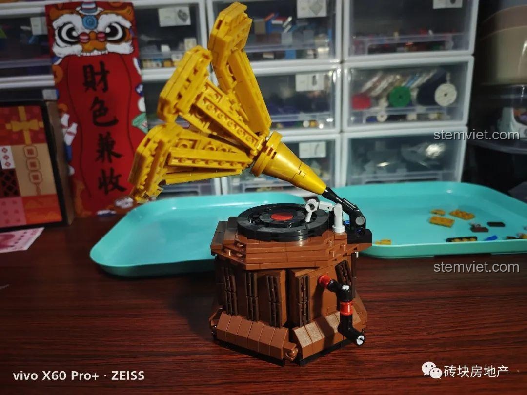 Góc nhìn chính diện cho thấy sự mất cân đối của loa kèn so với thân máy, một điểm trừ nhỏ về thiết kế.