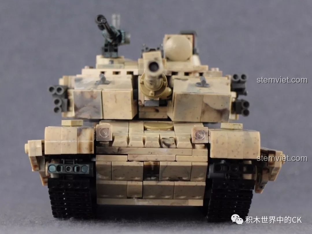 Góc chụp chính diện của mô hình xe tăng Type 99, làm nổi bật tháp pháo và lớp giáp trước hầm hố.