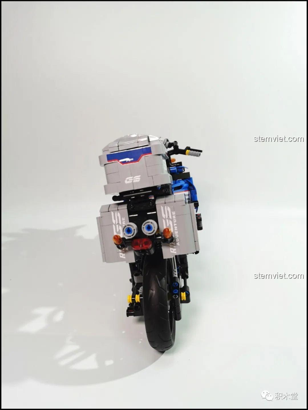 Góc nhìn từ dưới gầm của mô hình Leier 50008 Mô tô BMW R1200GS Rallye, cho thấy cấu trúc khung và hệ thống truyền động.