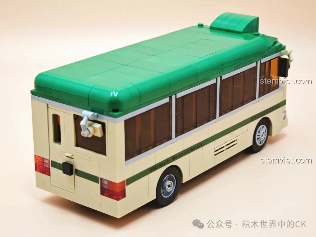 Góc nhìn khác của mô hình ZheGao 991013 Xe Buýt Cổ Điển Hồng Kông từ phía sau, thể hiện tổng thể thiết kế.