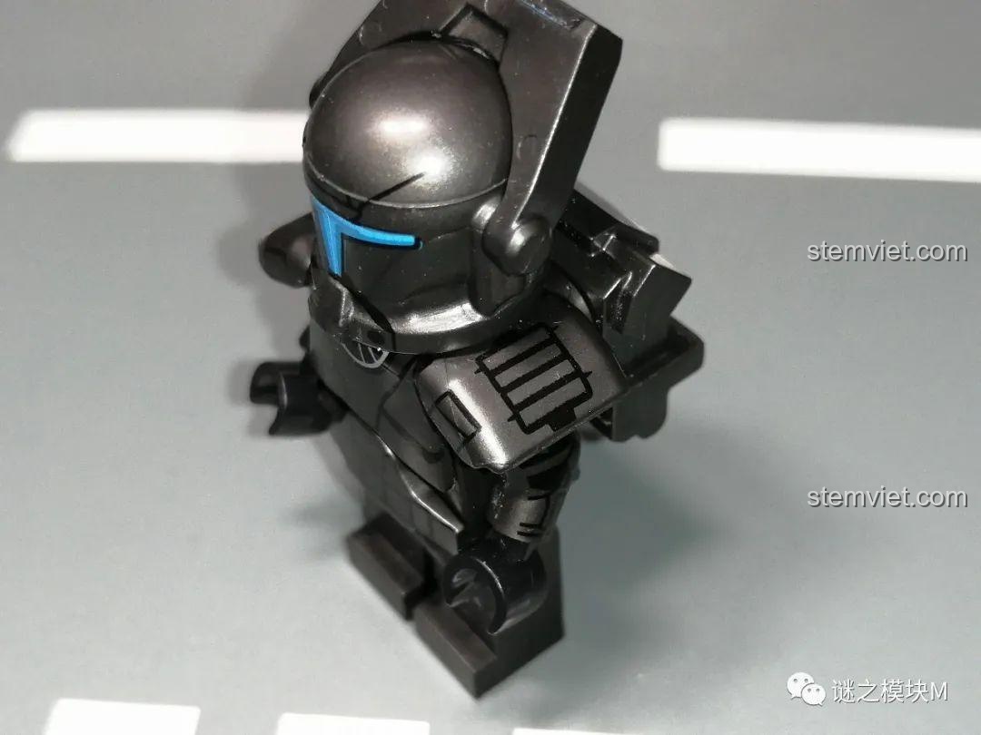 Góc nghiêng của Biệt đội Delta XP371, cho thấy độ bóng và các chi tiết trên bộ giáp đen, một sản phẩm giá tốt.