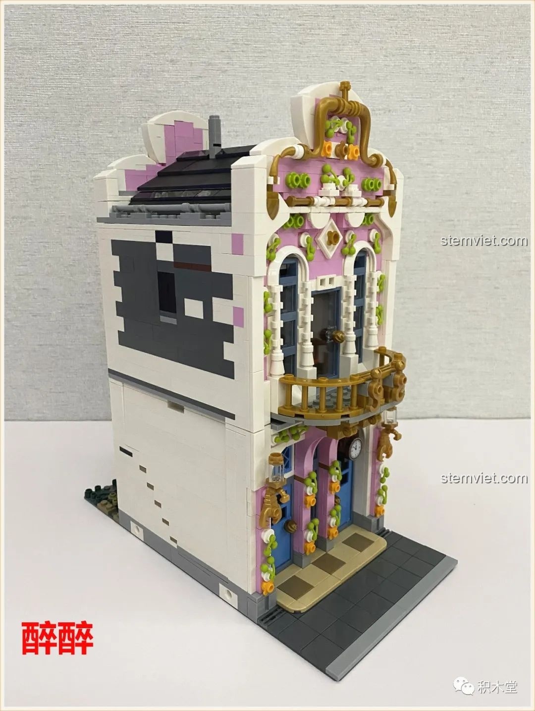 Góc nhìn nghiêng của bộ lắp ráp Tiệm Đồng Hồ Của Bác Thợ 10006 giá hời, khoe trọn vẻ đẹp kiến trúc.