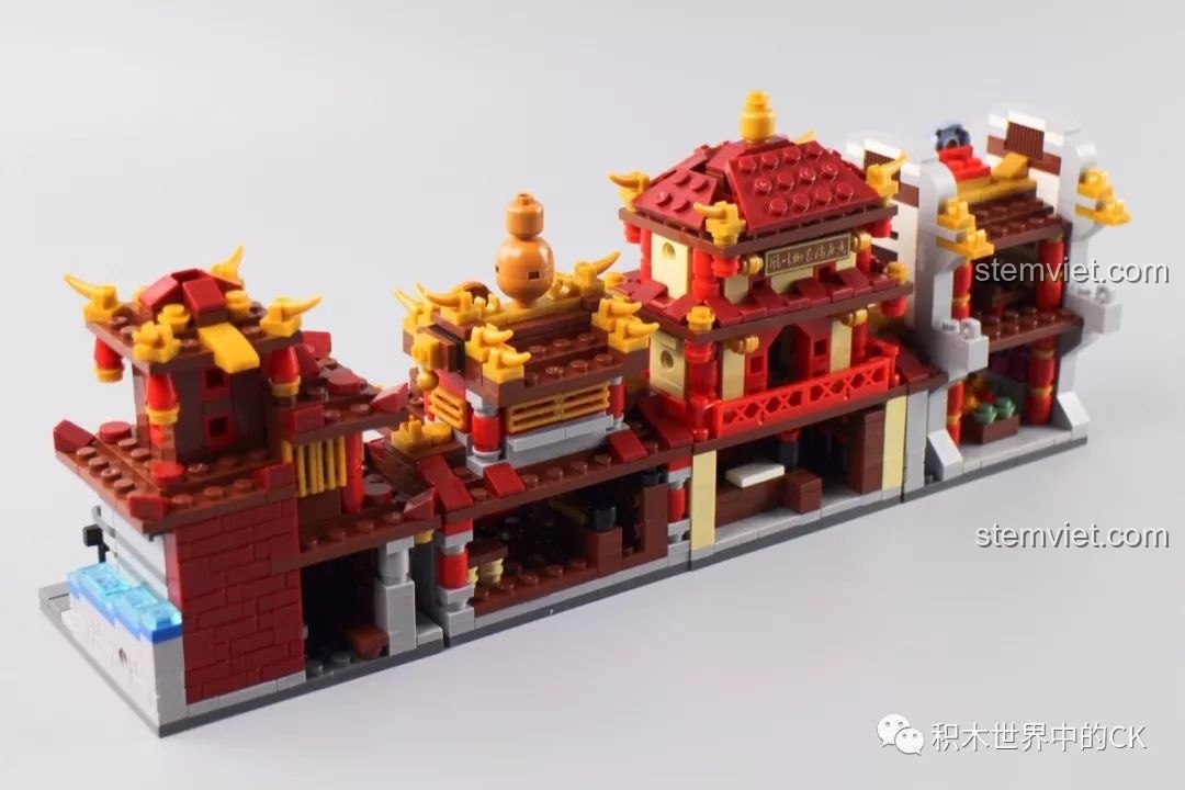 Góc nhìn nghiêng của dãy phố cổ mini, thể hiện sự kết hợp hài hòa của 4 mô hình trong bộ XB-01101.