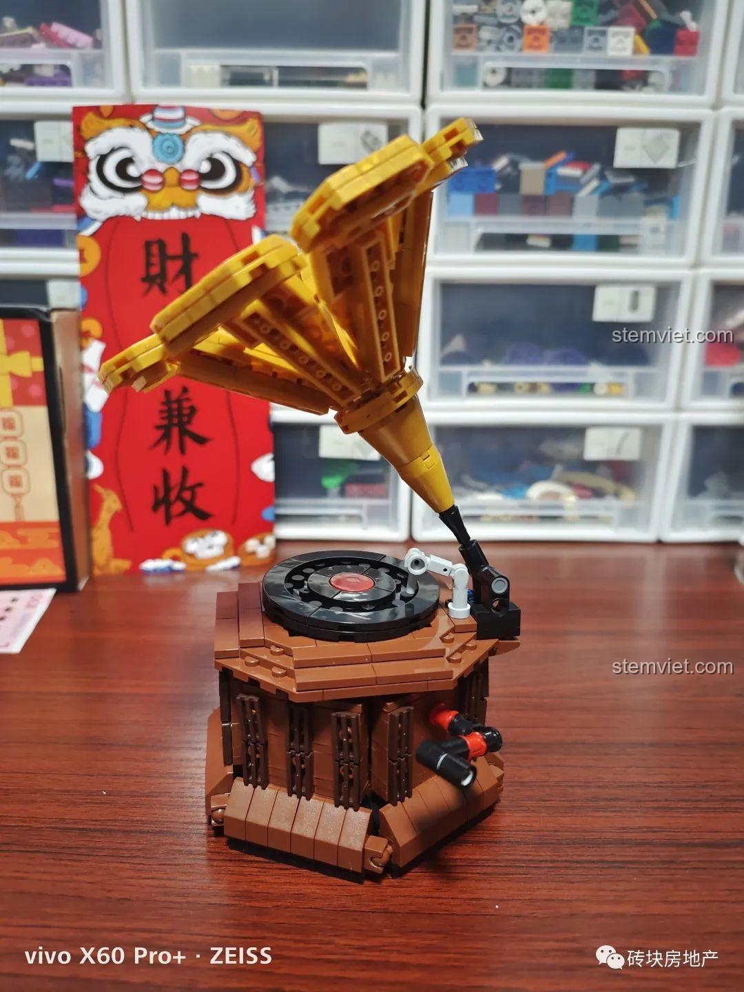 Góc nghiêng của máy hát đĩa than sau khi cải tiến, thể hiện sự cân đối và vẻ đẹp cổ điển.