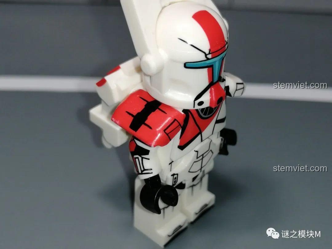 Góc nghiêng của Koruit XP-374 Biệt đội Delta, cho thấy chi tiết khăn choàng và giáp vai được thiết kế tinh xảo.