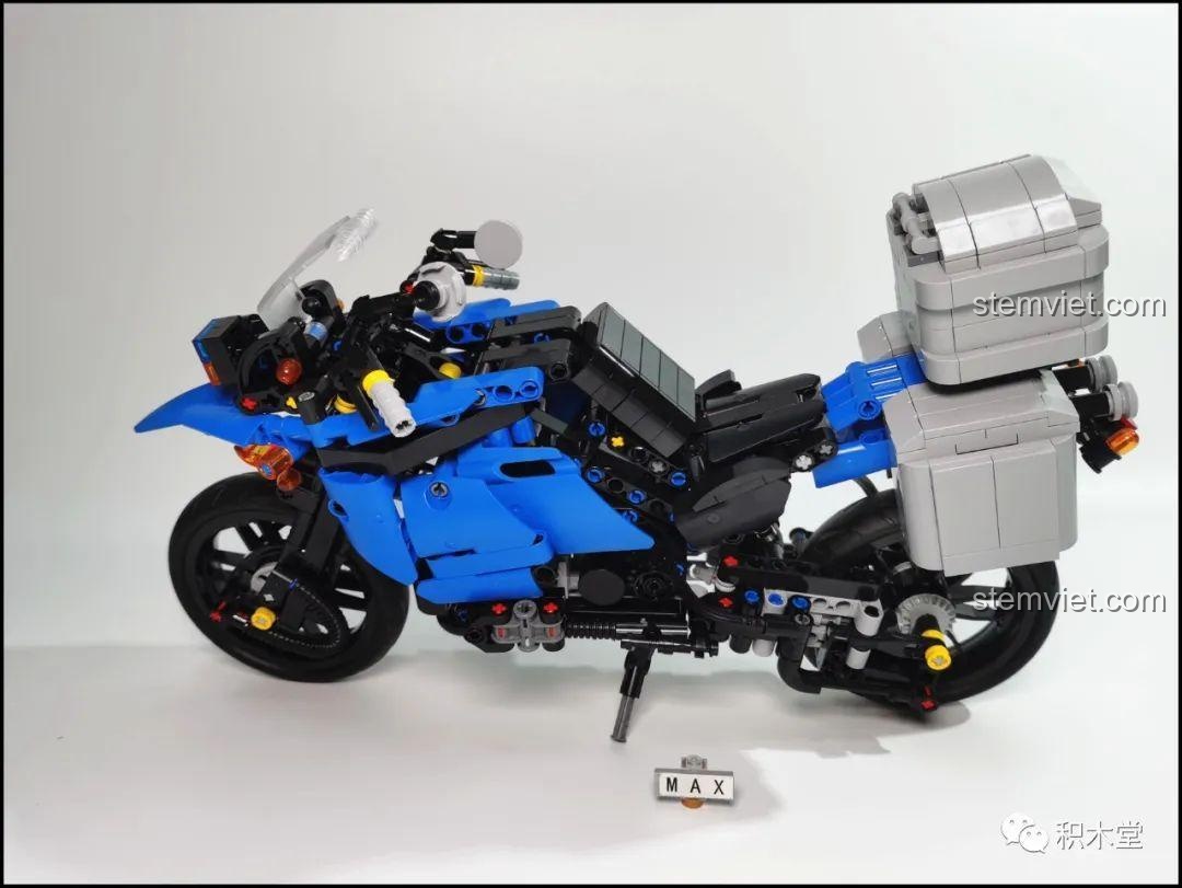 Mô hình Leier 50008 Mô tô BMW R1200GS Rallye nhìn từ góc nghiêng, thể hiện toàn bộ thân xe và các thùng hành lý.