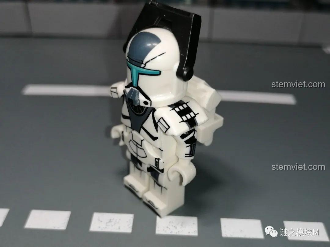 Góc nghiêng của minifigure Lính Commando Xám XP-370, cho thấy thiết kế 3D của mũ và giáp vai, một lựa chọn đáng tiền.