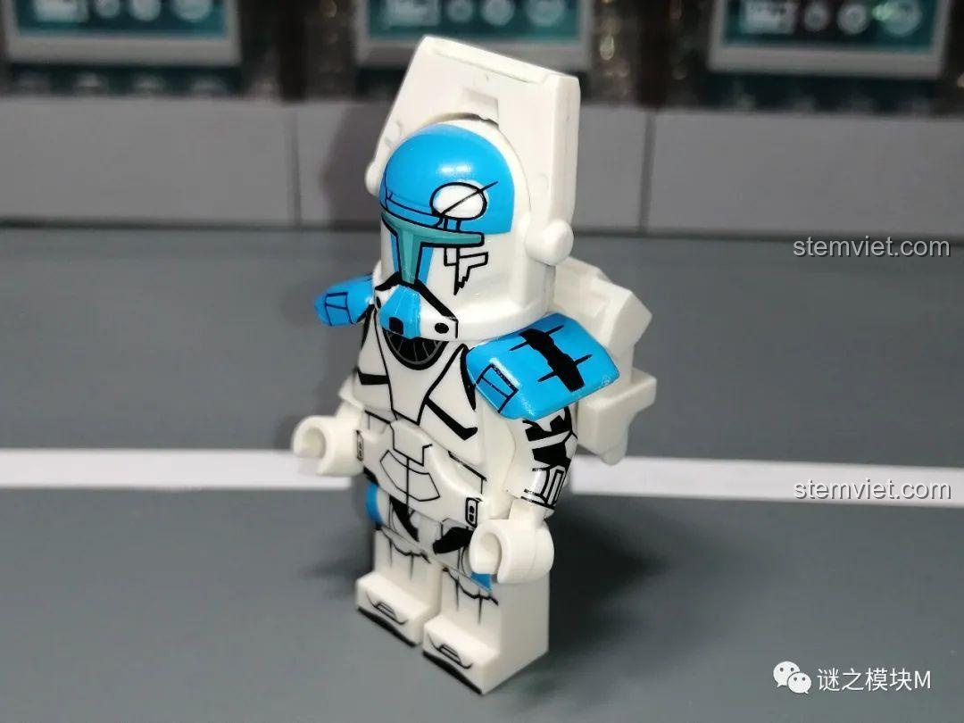 Góc nghiêng của Lính Commando Xanh dương, làm nổi bật các chi tiết sơn bóng trên giáp vai và mũ.