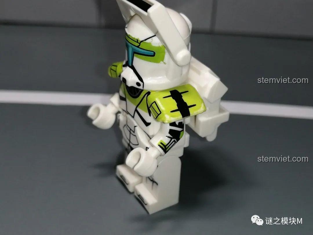 Góc nghiêng của Lính Commando Xanh lá, cho thấy chất lượng in ấn trên các chi tiết nhỏ như giáp vai.