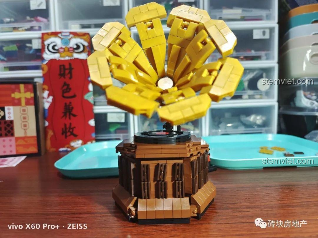 Góc nhìn bên cạnh của mô hình, cho thấy chiếc loa kèn có vẻ hơi cụp xuống, thiếu cân đối.